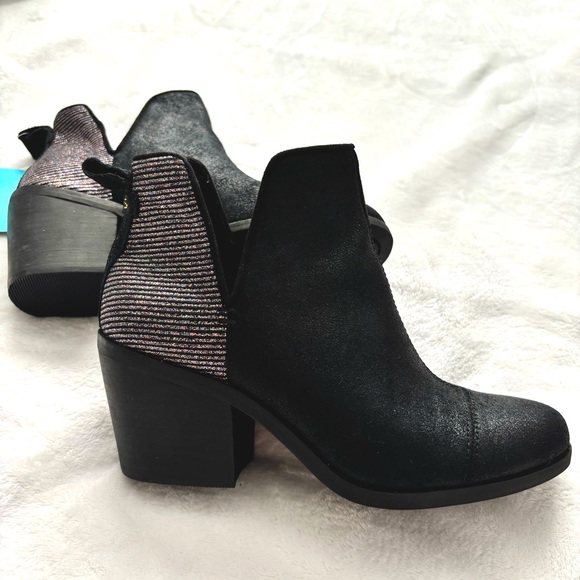 TOMS Everly Black Metallic Leather Cutout Heeled Ankle Bootie--NWT--6 - Picture 5 of 16